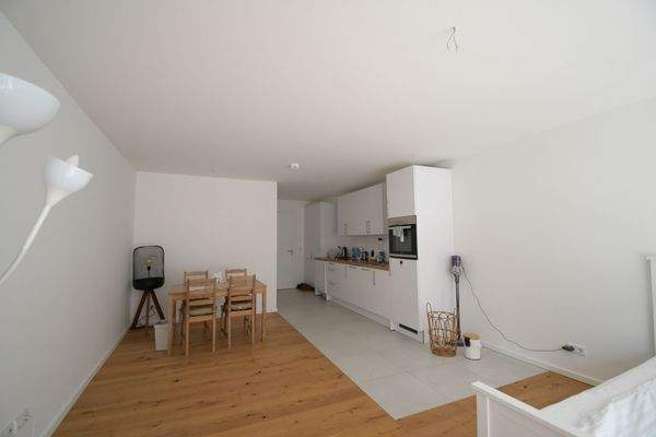 Helles Esszimmer mit Küche