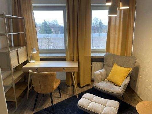 Schreibtisch und Sitzecke