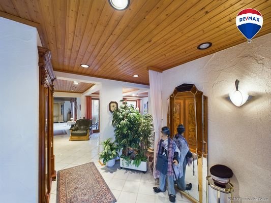 RE:MAX Immobilien DeLux Flur 2