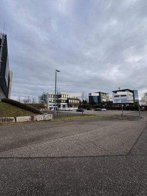 Gebäudeansicht + Parkplätze