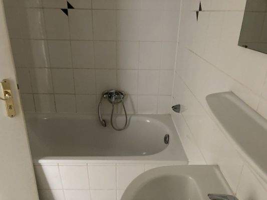 Bad innenliegend mit Wanne