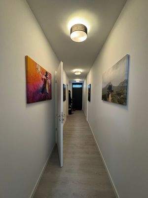 Moderner Flur mit Gemälden