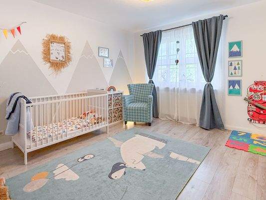 Geräumiges Kinderzimmer mit Spielfläche im  1. Obergeschoss