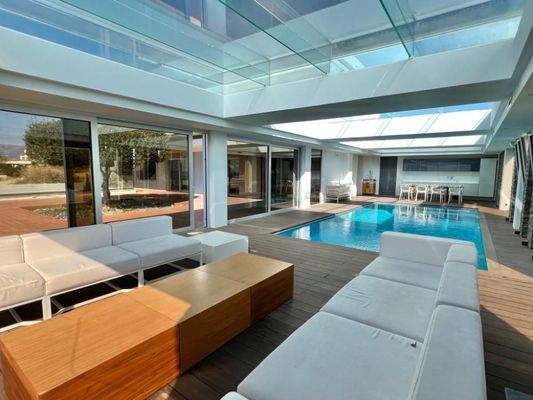 Einzigartige Villa am Meer mit Innenpool, Gärten und Gästehaus