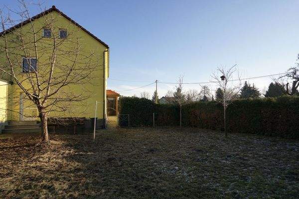 Hausansicht mit Garten