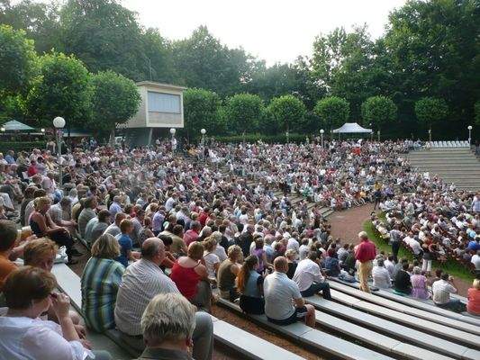 mit Freilichtbühne,