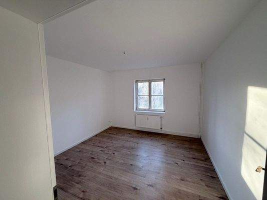 Helles Schlafzimmer mit Fenster