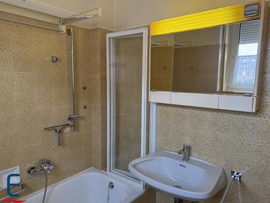Bad mit Badewanne und Fenster