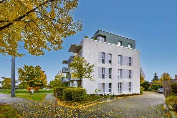 Außenansicht mit Zufahrt