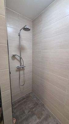 Moderne Dusche im Badezimmer