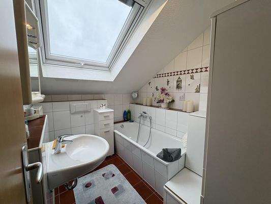 Tageslichtbad mit Wanne und Dusche