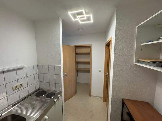 Flur mit Panty-Küche und Blick in den Abstellraum