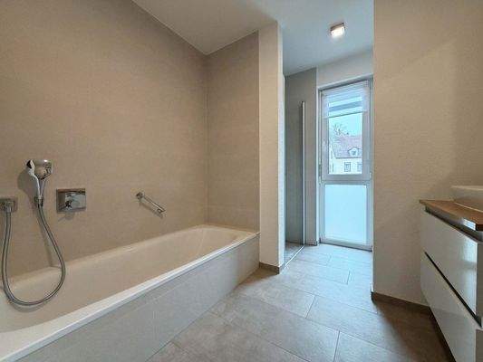 Das Badezimmer als tägliche Wellness – klar gestaltet und bereit für angenehme Routinen