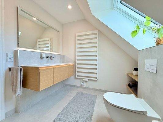Bad im Dachgeschoss