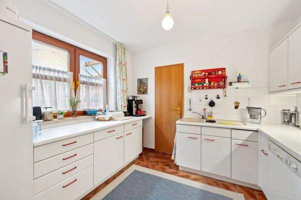 Küche mit Speisekammer