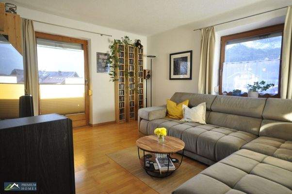 Moderne 3-Zimmer-Eigentumswohnung - Wohnzimmer mit Fenster und Tür