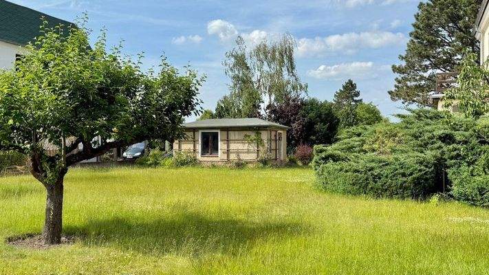 Blick zum Gartenhaus