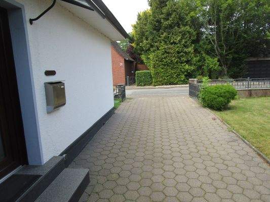 74. Hausauffahrt..JPG