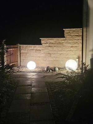 Beleuchtete Garten-Einfahrt