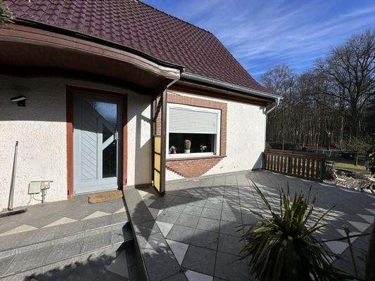 Hauseingang mit Terrasse