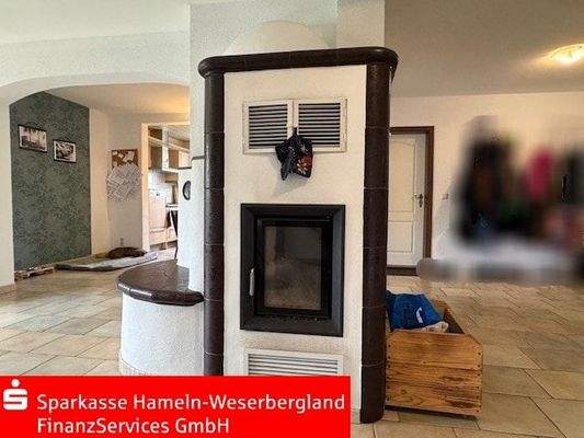 Wohnbereich mit imposanten Kaminofen