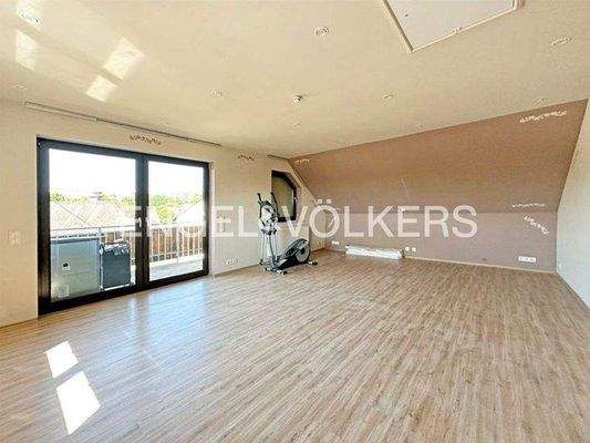 Wohnbereich mit Zugang zum Balkon DG