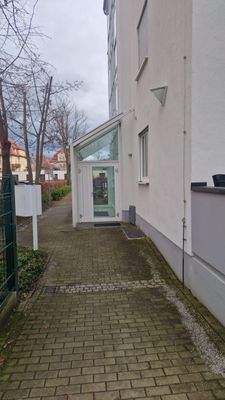 überdachter Eingangsbereich