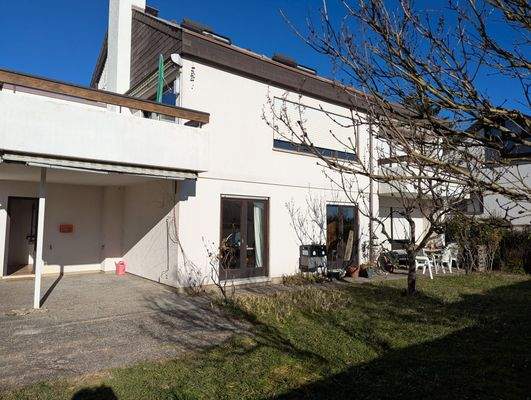 Garten mit Terrassen teilweise überdacht.jpg