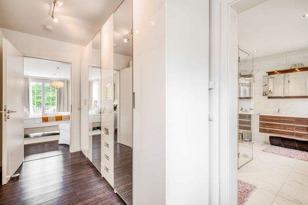 Ankleidebereich mit Zugang zum Duschbad