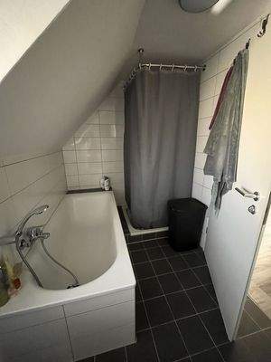 Bad mit Wanne und Dusche