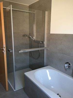 Dusche mit Glasduschabtrennung im Bad