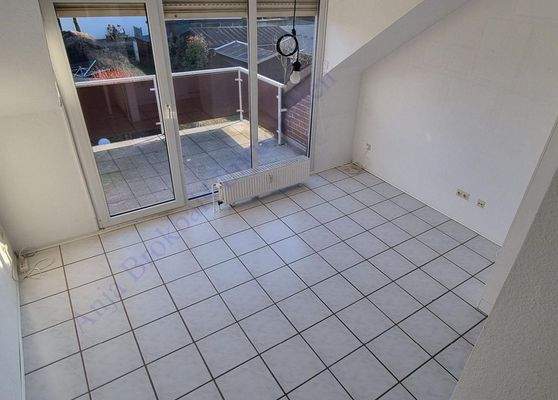 Wohnraum mit großem Balkon