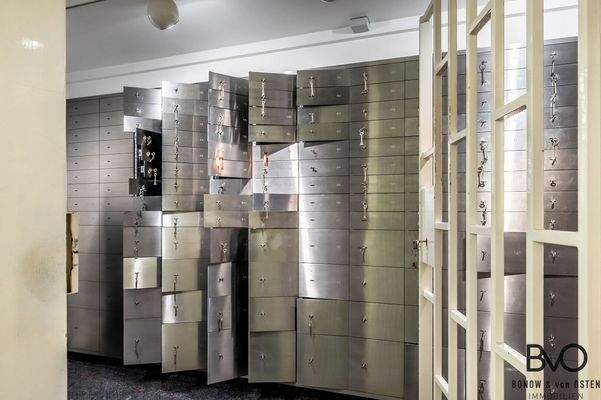Sicherer Lager- und Wertbereich mit Schließfächern