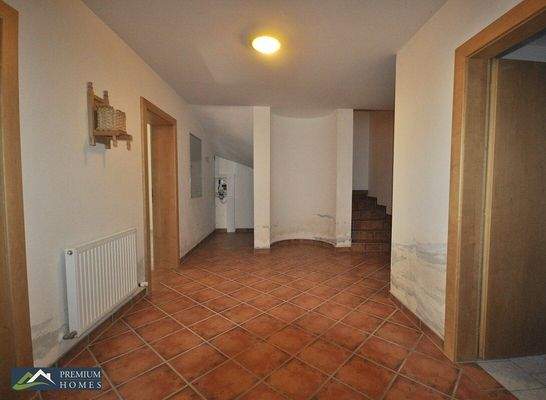 Doppelhaushälfte in Aussichtslage - Zugänge Kellerräume