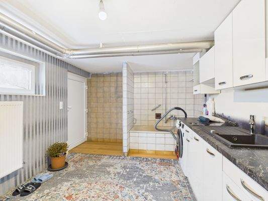 Küche und Bad im Keller