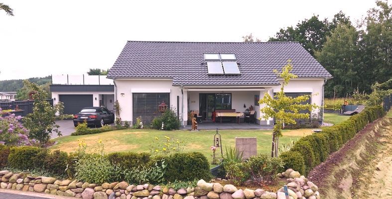 Haus mit Garten und Terrasse