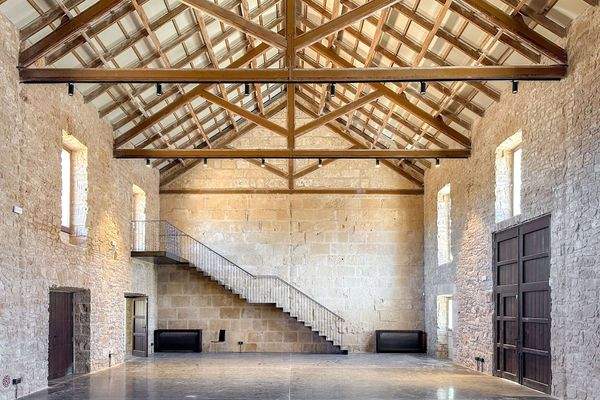 Die Treppe führt Sie auf die obere Terrasse