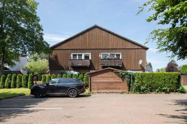 Rückansicht mit Stellplatz