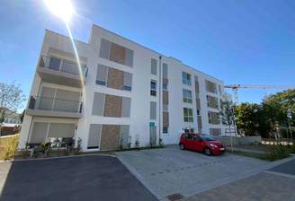 Vorderansicht des Wohngebäudes mit Balkonen.png