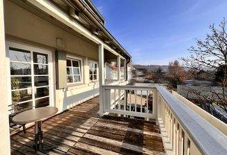 Großer Balkon vor dem Wohnzimmer