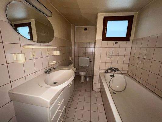 Wohnung-Alicenstr. 32, 35390 Gießen-DG-Badezimmer.