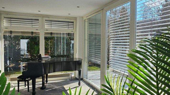 Fensterfront mit elektrischen Jalousien