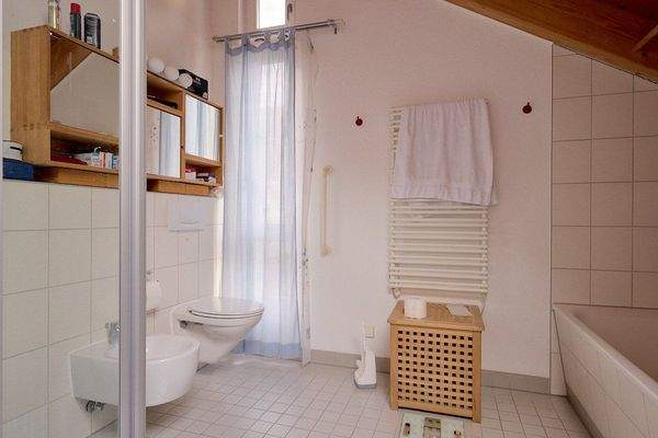 Blick in das Badezimmer, weitere Ansicht