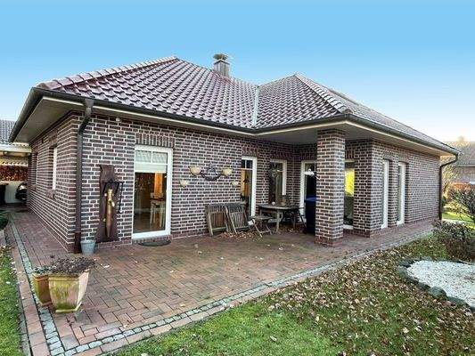 Garten Blick zum Haus und zur Terrasse