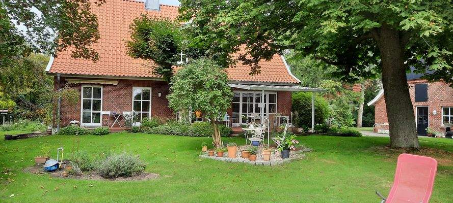 Hausansicht / Garten