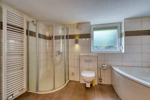 Tageslichtbad mit Eckdusche