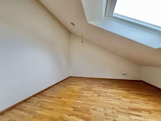 Schlafzimmer mit großem Dachfenster DG