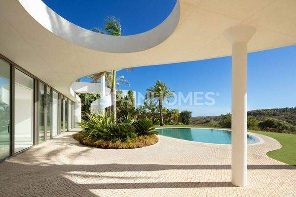 Detached Key-Ready House with a Swimming Pool in Casares