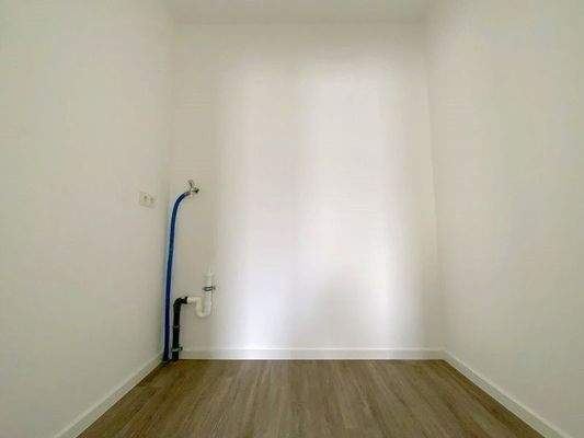 Abstellraum mit Waschmaschinenanschluss