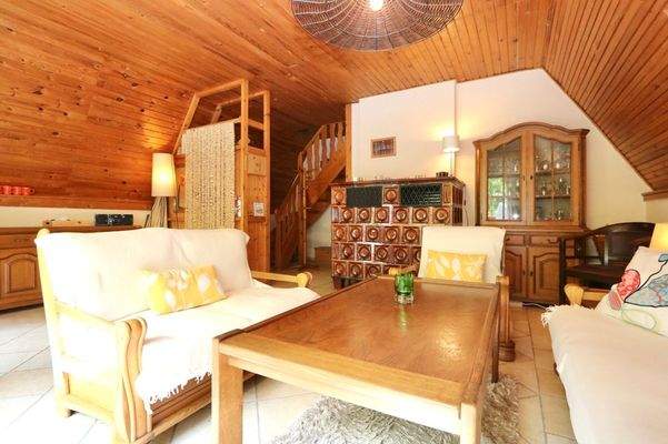 Das großzügige Wohnzimmer 